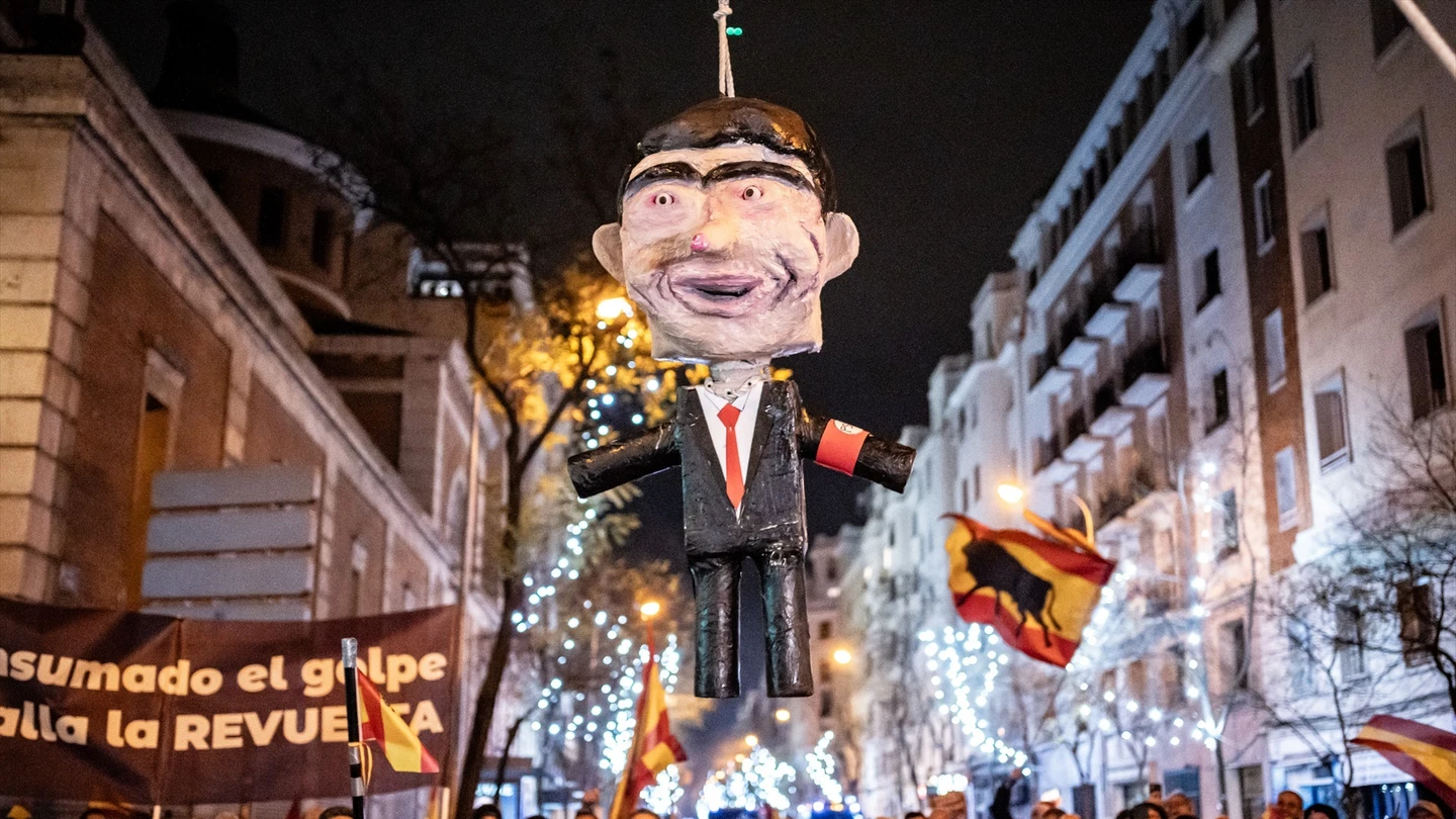 Muñeco ahorcado de Pedro Sánchez en la concentración de Nochevieja en Ferraz Muñeco ahorcado de Pedro Sánchez en la concentración de Nochevieja en Ferraz