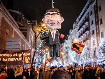 Muñeco ahorcado de Pedro Sánchez en la concentración de Nochevieja en Ferraz