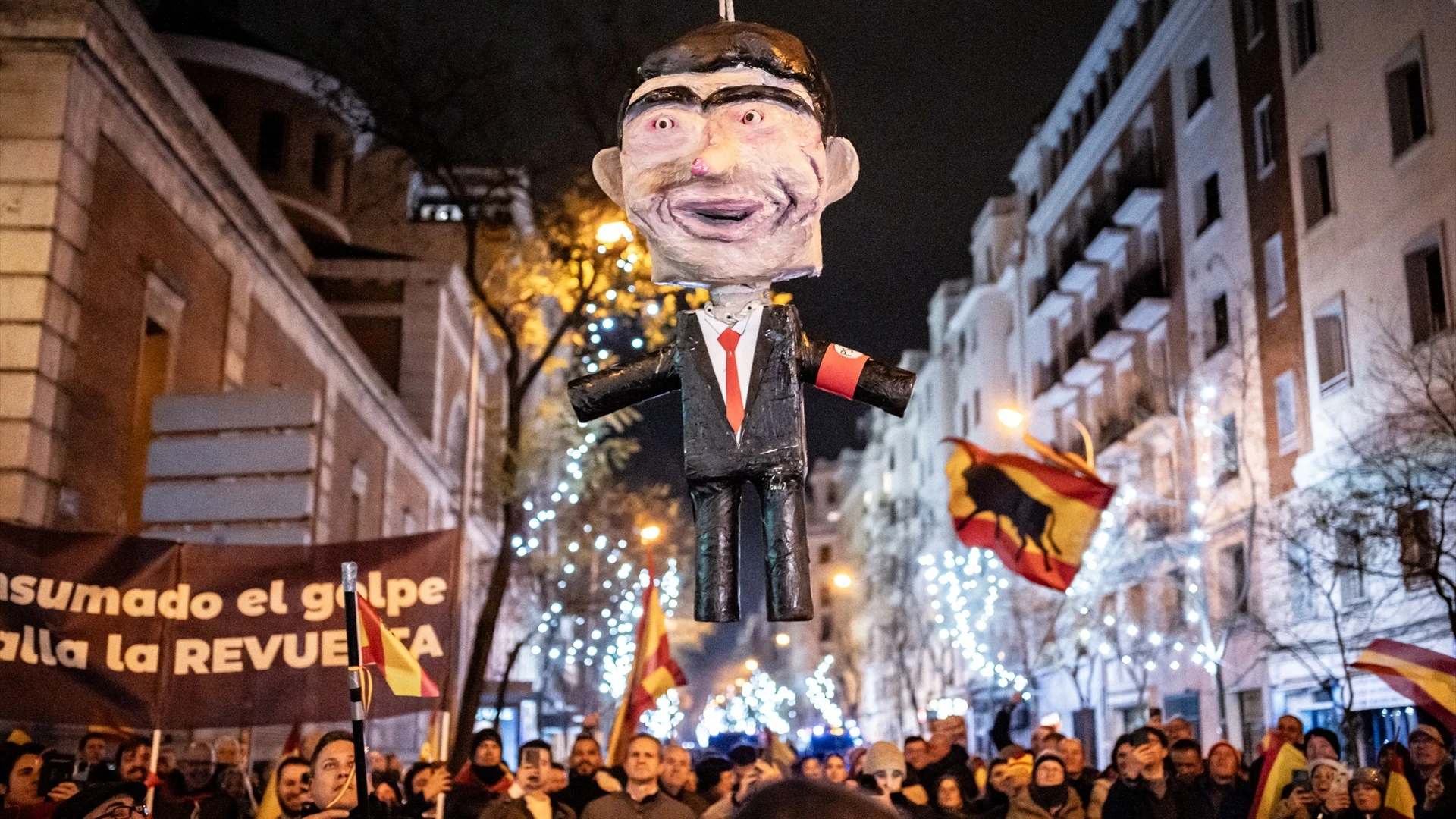 Muñeco ahorcado de Pedro Sánchez en la concentración de Nochevieja en Ferraz