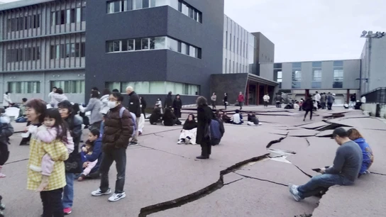 Grietas en la carretera causadas por un terremoto en Wajima, prefectura de Ishikawa, Japón Grietas en la carretera causadas por un terremoto en Wajima, prefectura de Ishikawa, Japón