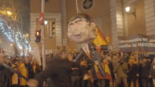 Críticas a los manifestantes de Ferraz que colgaron y apalearon un muñeco de Pedro Sánchez en las Campanadas Críticas a los manifestantes de Ferraz que colgaron y apalearon un muñeco de Pedro Sánchez en las Campanadas