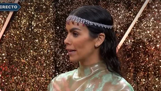 Cristina Pedroche con su collar/diadema antes de que alguien se lo robara en directo Cristina Pedroche con su collar/diadema antes de que alguien se lo robara en directo