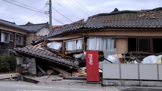 Foto de archivo de una casa derrumbada en Wajima, Jap&oacute;n