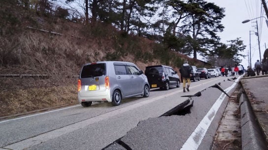 Grietas en la carretera en Wajima tras el terremoto