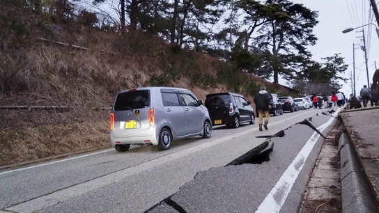 Grietas en la carretera en Wajima tras el terremoto Grietas en la carretera en Wajima tras el terremoto