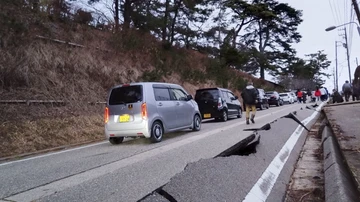 Grietas en la carretera en Wajima tras el terremoto