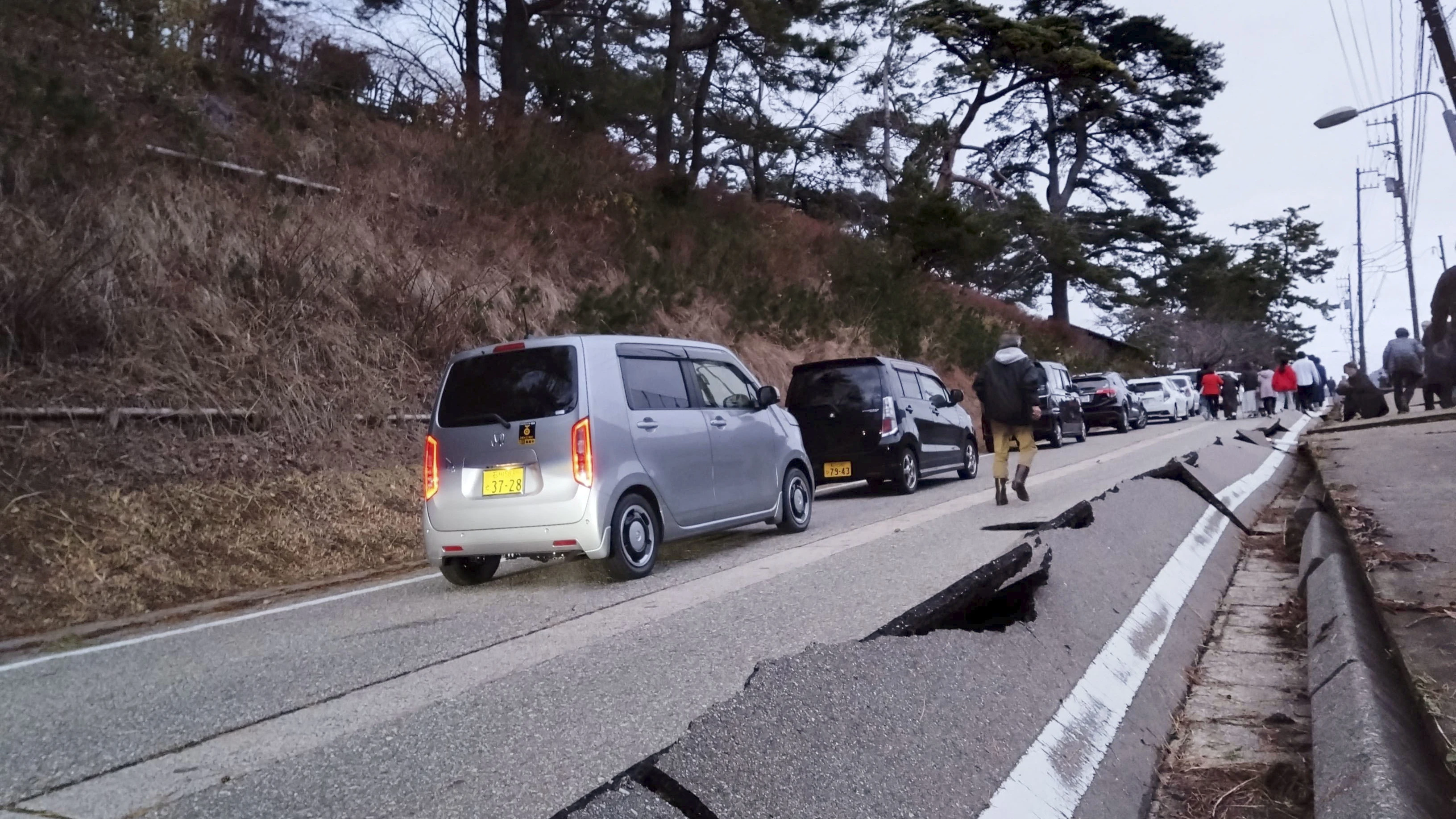 Grietas en la carretera en Wajima tras el terremoto