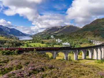 Viaducto del famoso tren de Harry Potter de Glenfinnan en Escocia Viaducto del famoso tren de Harry Potter de Glenfinnan en Escocia