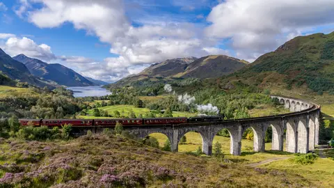 Viaducto del famoso tren de Harry Potter de Glenfinnan en Escocia