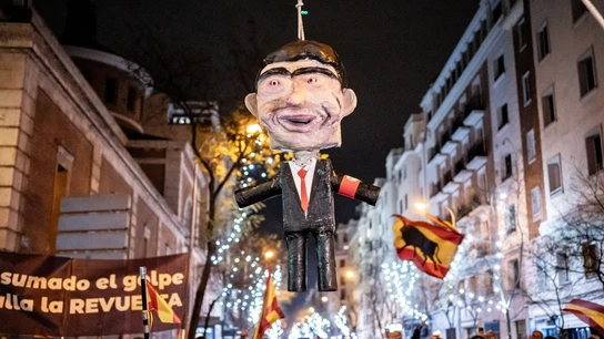 Muñeco ahorcado de Pedro Sánchez en la concentración de Nochevieja en Ferraz. Muñeco ahorcado de Pedro Sánchez en la concentración de Nochevieja en Ferraz.