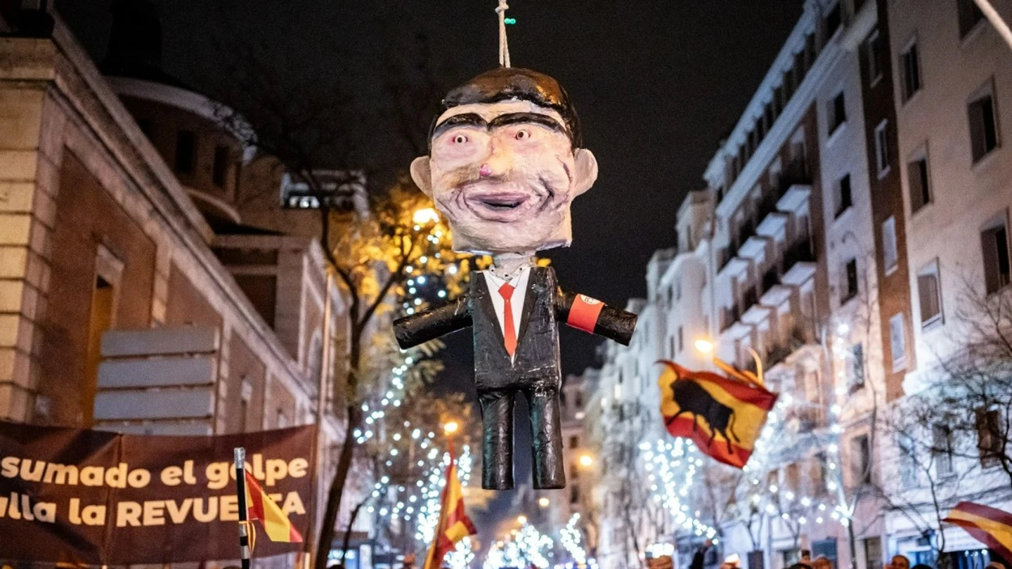 Muñeco ahorcado de Pedro Sánchez en la concentración de Nochevieja en Ferraz. Muñeco ahorcado de Pedro Sánchez en la concentración de Nochevieja en Ferraz.