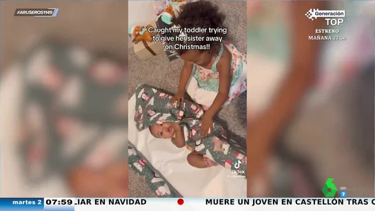 Una niña intenta devolver a su hermana pequeña a Papá Noel tras escuchar que los regalos pueden cambiarse Una niña intenta devolver a su hermana pequeña a Papá Noel tras escuchar que los regalos pueden cambiarse