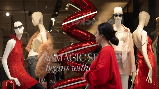 Una mujer pasa por un escaparate durante la campaña de Navidad, a 1 de diciembre de 2023, en Barcelona, Catalunya. Una mujer pasa por un escaparate durante la campaña de Navidad, a 1 de diciembre de 2023, en Barcelona, Catalunya.