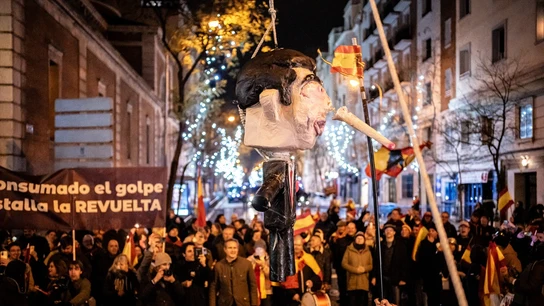 Decenas de personas celebran la entrada del año nuevo en la calle Ferraz, a 1 de enero de 2024, en Madrid (España). Decenas de personas celebran la entrada del año nuevo en la calle Ferraz, a 1 de enero de 2024, en Madrid (España).