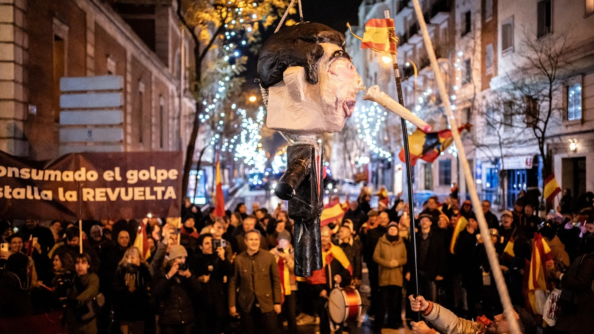 Decenas de personas celebran la entrada del año nuevo en la calle Ferraz, a 1 de enero de 2024, en Madrid (España).