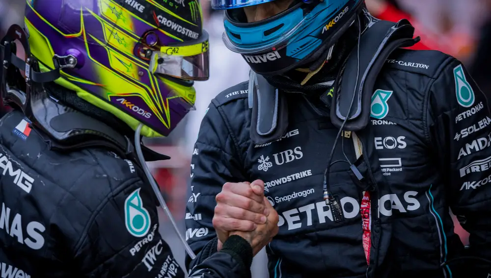 Hamilton y Russell saludándose en el GP de Azerbaiyán 2023