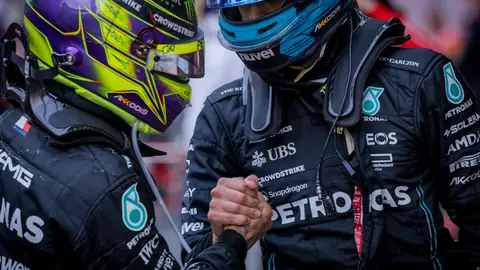 Hamilton y Russell saludándose en el GP de Azerbaiyán 2023 Hamilton y Russell saludándose en el GP de Azerbaiyán 2023