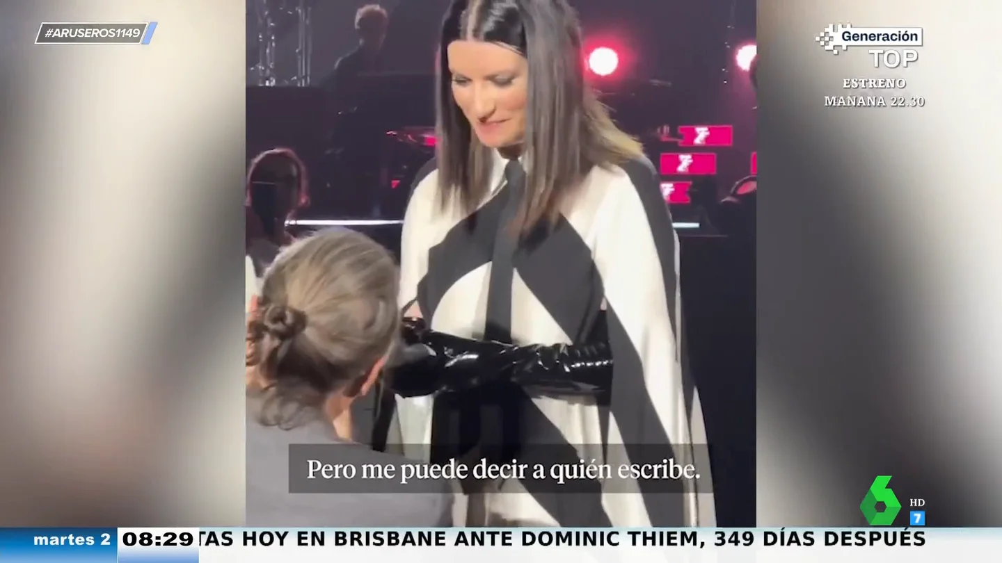 Laura Pausini interrumpe su concierto para preguntar a un hombre qué mira en su móvil y esta es la sorprendente respuesta Laura Pausini interrumpe su concierto para preguntar a un hombre qué mira en su móvil y esta es la sorprendente respuesta
