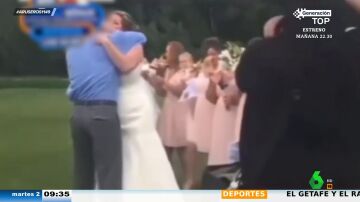 Sorprende a su novia invitando a su boda a la persona que recibió el corazón de su hijo fallecido