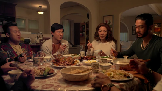Joon Lee, Sam Song Li, Michelle Yeoh y Justin Chien en una escena de 'Los hermanos Sun'. Joon Lee, Sam Song Li, Michelle Yeoh y Justin Chien en una escena de 'Los hermanos Sun'.