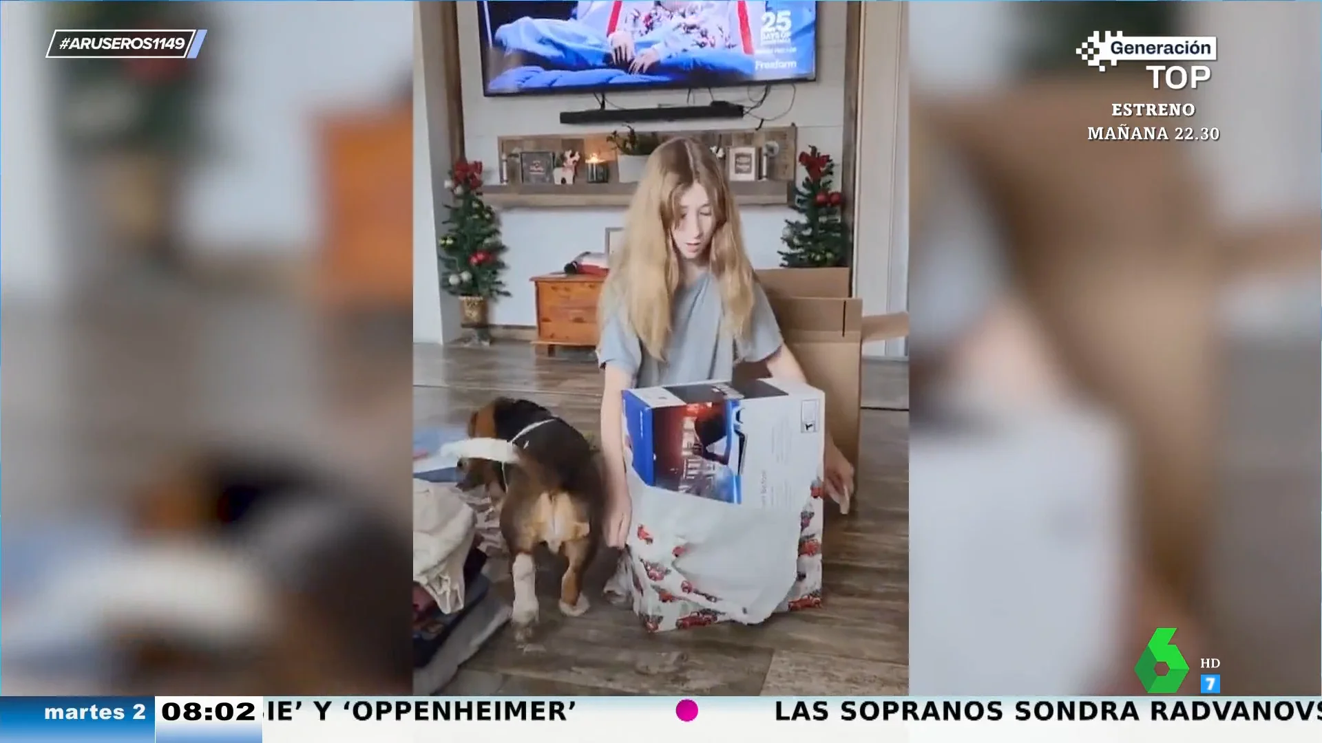 El cómico momento en el que una niña se da cuenta de que su perro ha hecho caca junto a su regalo de Navidad