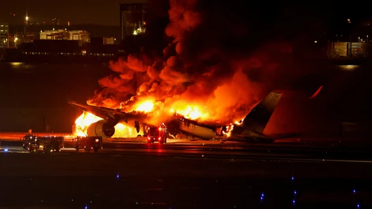 Un avión de incendia en el aeropuerto de Tokio, Japón Un avión de incendia en el aeropuerto de Tokio, Japón