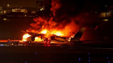 Un avión de incendia en el aeropuerto de Tokio, Japón