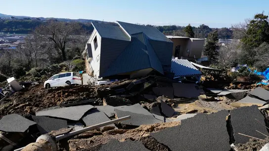Imagen de una carretera dañada tras el fuerte terremoto en Ishikawa, Japón. Imagen de una carretera dañada tras el fuerte terremoto en Ishikawa, Japón.
