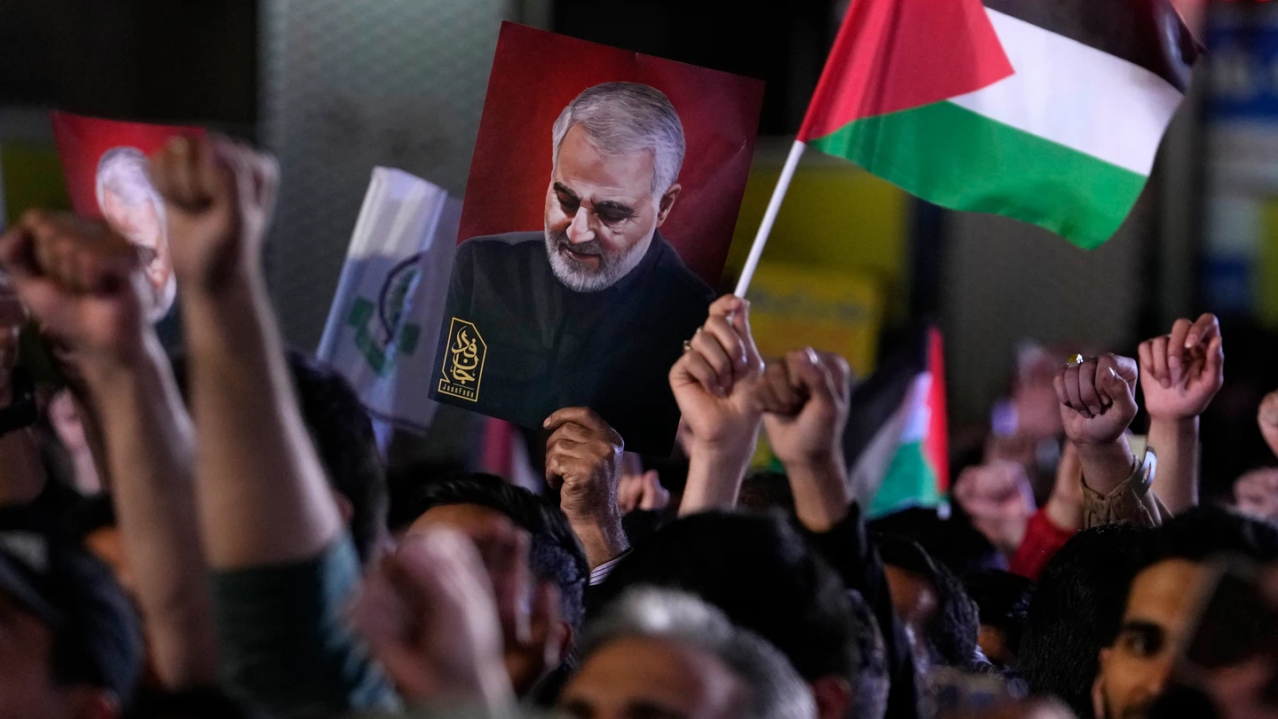 Los manifestantes iraníes se movilizan y muestran un cartel del difunto general de la Guardia Revolucionaria, Qassem Soleimani, el pasado 20 de octubre Los manifestantes iraníes se movilizan y muestran un cartel del difunto general de la Guardia Revolucionaria, Qassem Soleimani, el pasado 20 de octubre