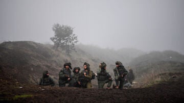 Soldados israelíes participan en entrenamientos entre Israel y Hezbollah en la frontera entre Israel y el Líbano