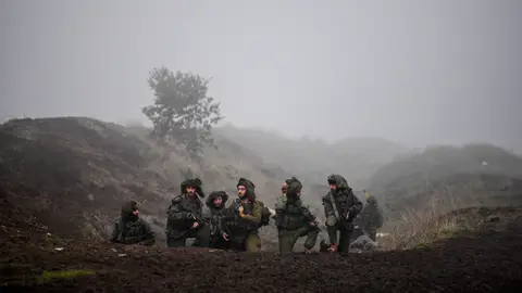Soldados israelíes participan en entrenamientos entre Israel y Hezbollah en la frontera entre Israel y el Líbano