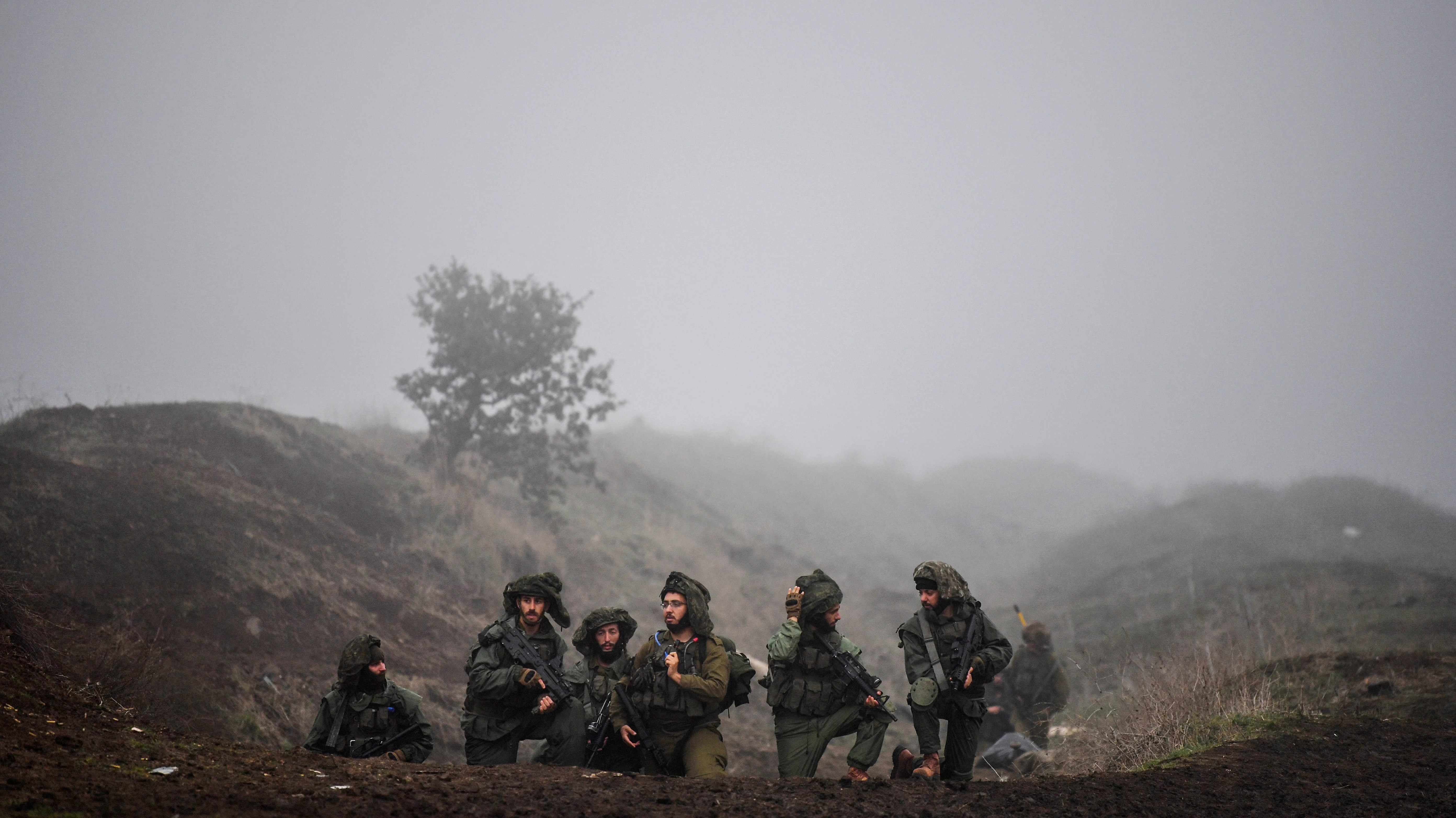 Soldados israelíes participan en entrenamientos entre Israel y Hezbollah en la frontera entre Israel y el Líbano