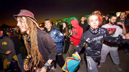 Unas cinco mil personas se encuentran concentradas desde el pasado sábado en una fiesta clandestina o 'rave' en Fuente Álamo. Unas cinco mil personas se encuentran concentradas desde el pasado sábado en una fiesta clandestina o 'rave' en Fuente Álamo.