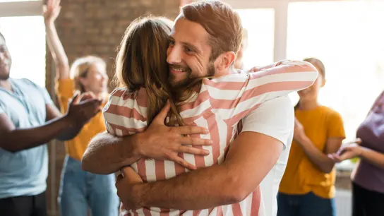 Dos personas abrazándose. Dos personas abrazándose.
