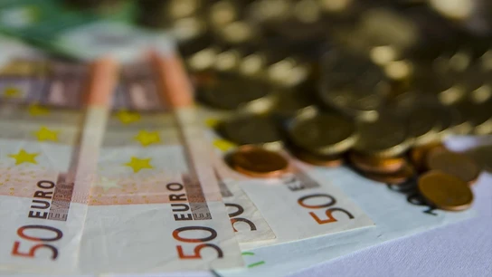 Imagen de archivo de billetes y monedas de euro. Imagen de archivo de billetes y monedas de euro.