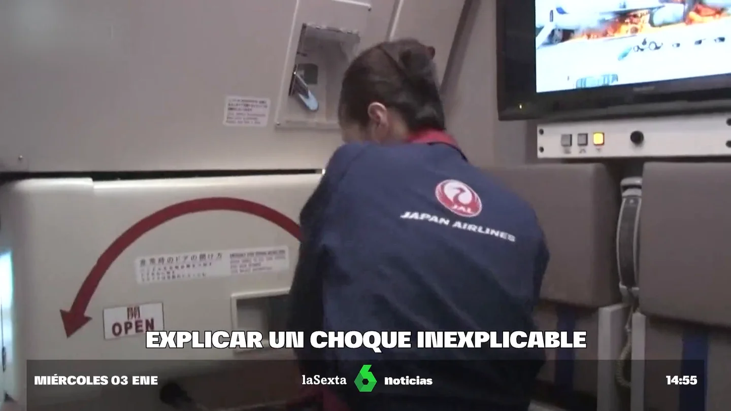 Así entrena el personal de Japan Airlines para evacuar el avión en caso de accidente Así entrena el personal de Japan Airlines para evacuar el avión en caso de accidente
