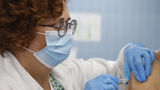 Un médico explica por qué se ha disparado el precio de las vacunas hasta los 1.500 euros de media por persona Un médico explica por qué se ha disparado el precio de las vacunas hasta los 1.500 euros de media por persona