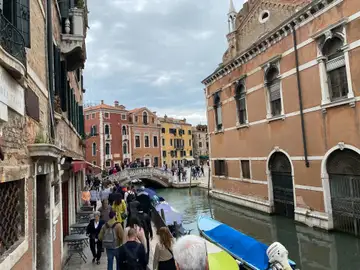 Grupos de turistas caminando por Venecia. 