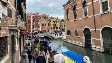 Grupos de turistas caminando por Venecia. 