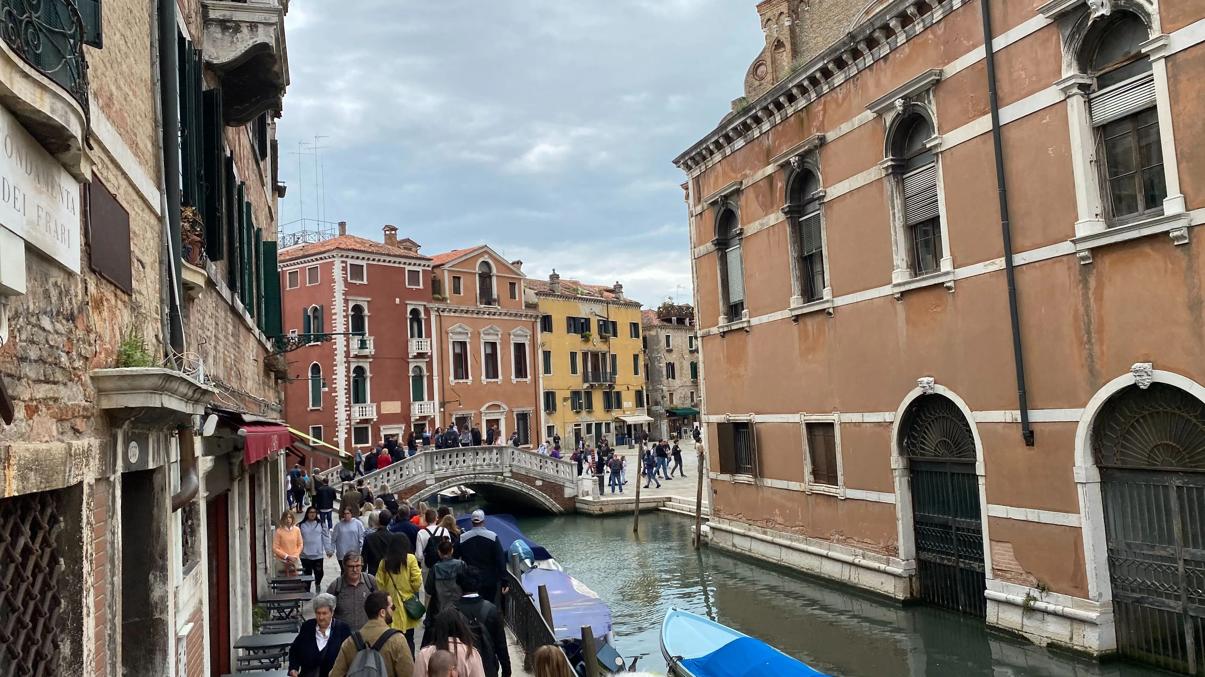 Grupos de turistas caminando por Venecia. 