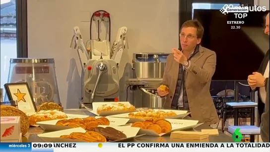 Almeida "se hace el loco" cuando le toca el haba en el roscón de Reyes ante las cámaras: "Ah, ¿que hay que pagar?" Almeida "se hace el loco" cuando le toca el haba en el roscón de Reyes ante las cámaras: "Ah, ¿que hay que pagar?"