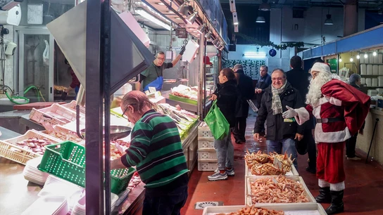 Un hombre vestido de Papá Noel realiza sus últimas compras antes de la cena de Nochebuena. Un hombre vestido de Papá Noel realiza sus últimas compras antes de la cena de Nochebuena.