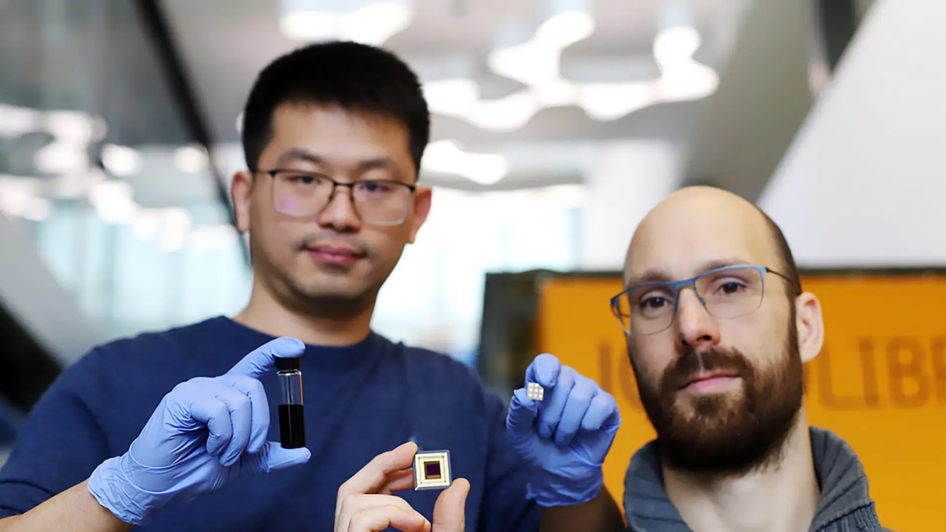 Los investigadores muestran una muestra de una solución de puntos cuánticos, el fotodetector SWIR y el sensor de imagen Los investigadores muestran una muestra de una solución de puntos cuánticos, el fotodetector SWIR y el sensor de imagen