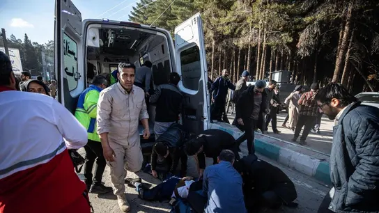 La gente intenta ayudar a las víctimas después de las explosiones en Kerman (Irán) La gente intenta ayudar a las víctimas después de las explosiones en Kerman (Irán)