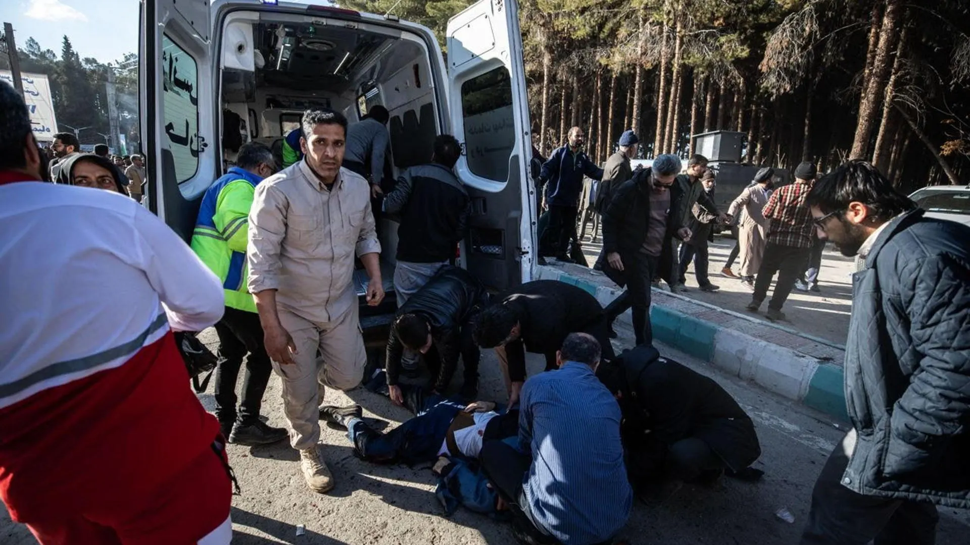 La gente intenta ayudar a las víctimas después de las explosiones en Kerman (Irán)