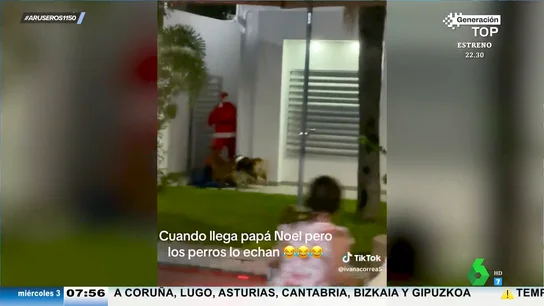 Unos perros atacan a Papá Noel cuando intenta entrar en una casa a dar regalos Unos perros atacan a Papá Noel cuando intenta entrar en una casa a dar regalos