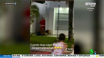 Unos perros atacan a Papá Noel cuando intenta entrar en una casa a dar regalos