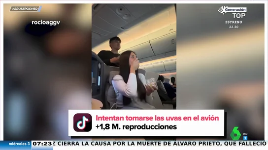 El surrealista vídeo en el que dos jóvenes intentan tomarse las uvas en un avión ante la velocidad de la azafata El surrealista vídeo en el que dos jóvenes intentan tomarse las uvas en un avión ante la velocidad de la azafata