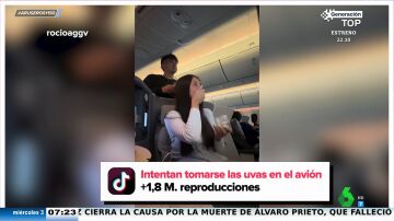 El surrealista vídeo en el que dos jóvenes intentan tomarse las uvas en un avión ante la velocidad de la azafata