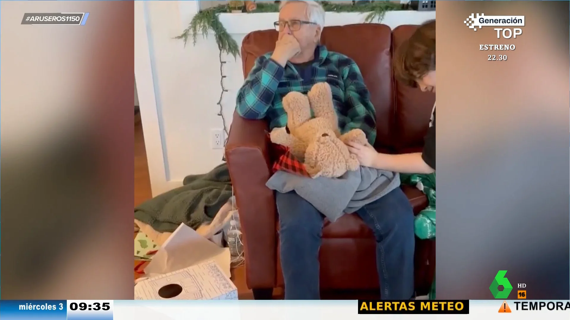 Regalan al abuelo un peluche con la voz de su mujer fallecida: "Antes de hacer esto tienes que hablar con un psicólogo"